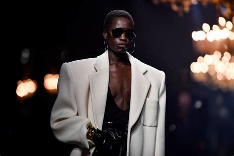 yves saint laurent sfilate importanti|Da Saint Laurent è tornato il power dressing (e le spalline).